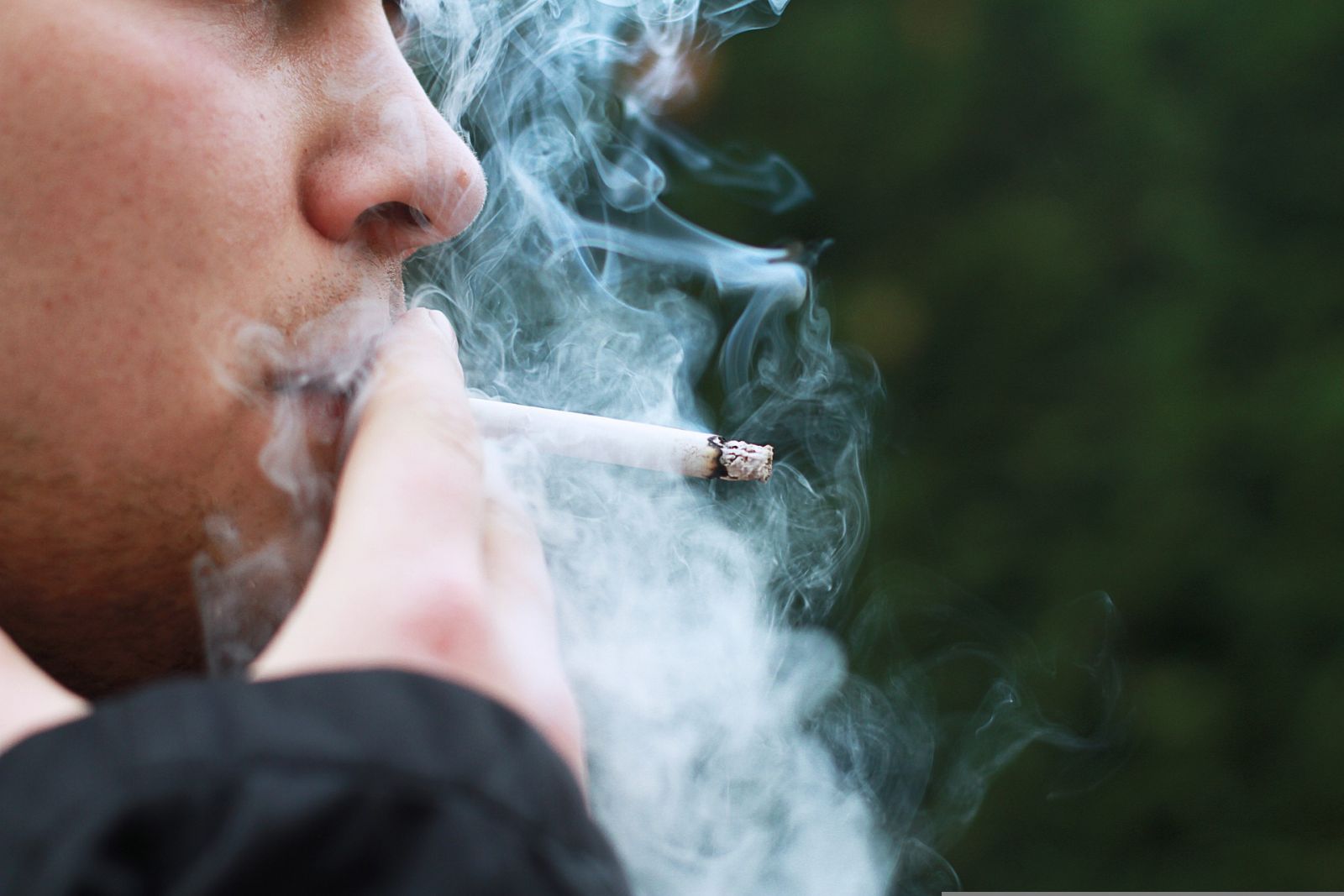 Especialista explica que parar de fumar na juventude é frequentemente associado a relevantes reduções no excesso de mortalidade relacionado ao fumo